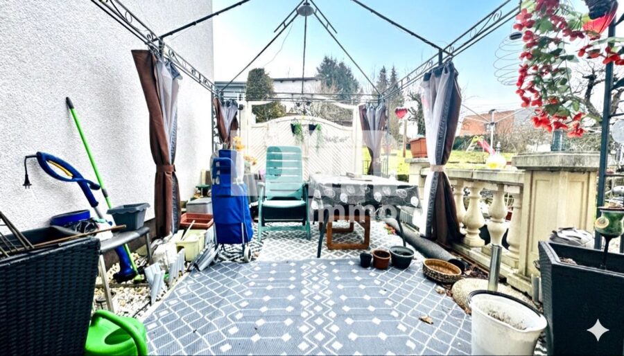 Schöne Doppelhaushälfte in schöner Wohnlage mit Panoramablick, Gartenbereich und Garage - Terrasse hinter dem Haus